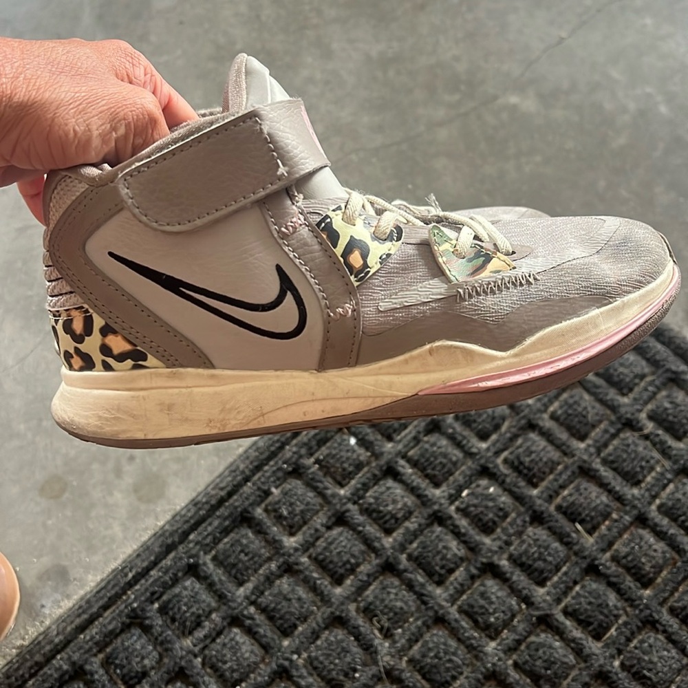 Girls Kyrie Iriving basketball shoes